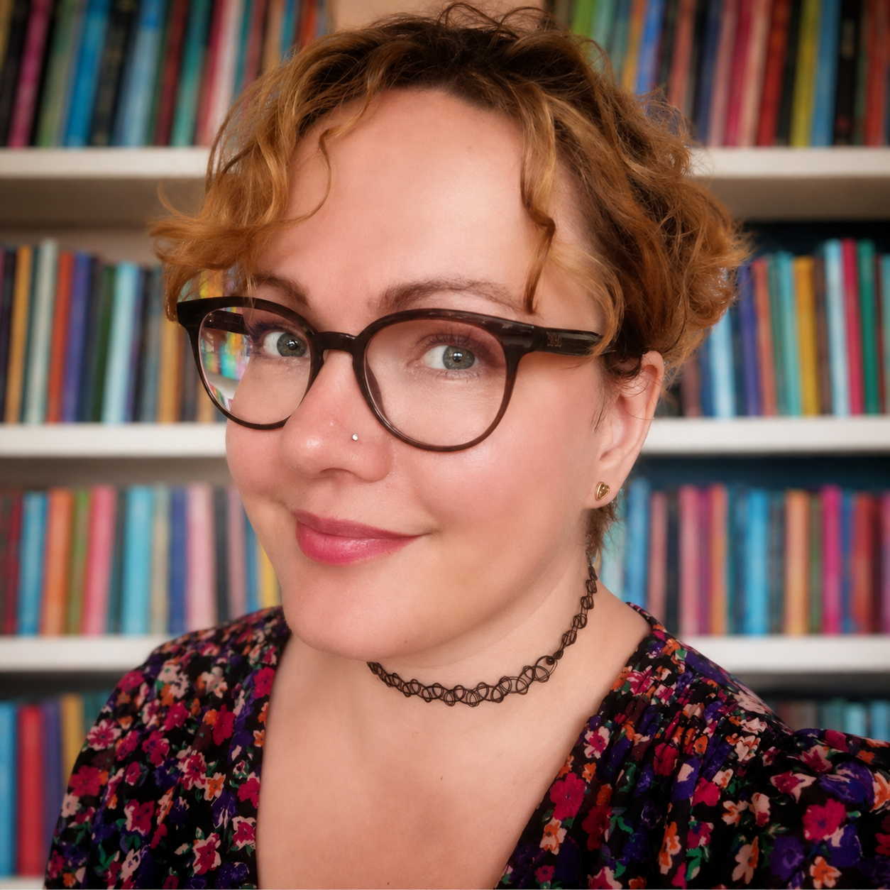 Anouk voor haar boekenkast